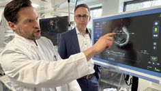 Die Leidenschaft für seinen Beruf war bei Prof. Dr. Christoph Hammerstingl (li.) bei seiner Vorstellung durch Martin Milde (re.) deutlich zu spüren.