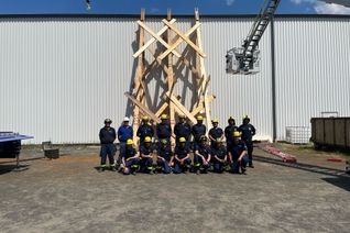 16 Teilnehmer übten gemeinsam das Abstützen einsturzgefährdeter Gebäude.
