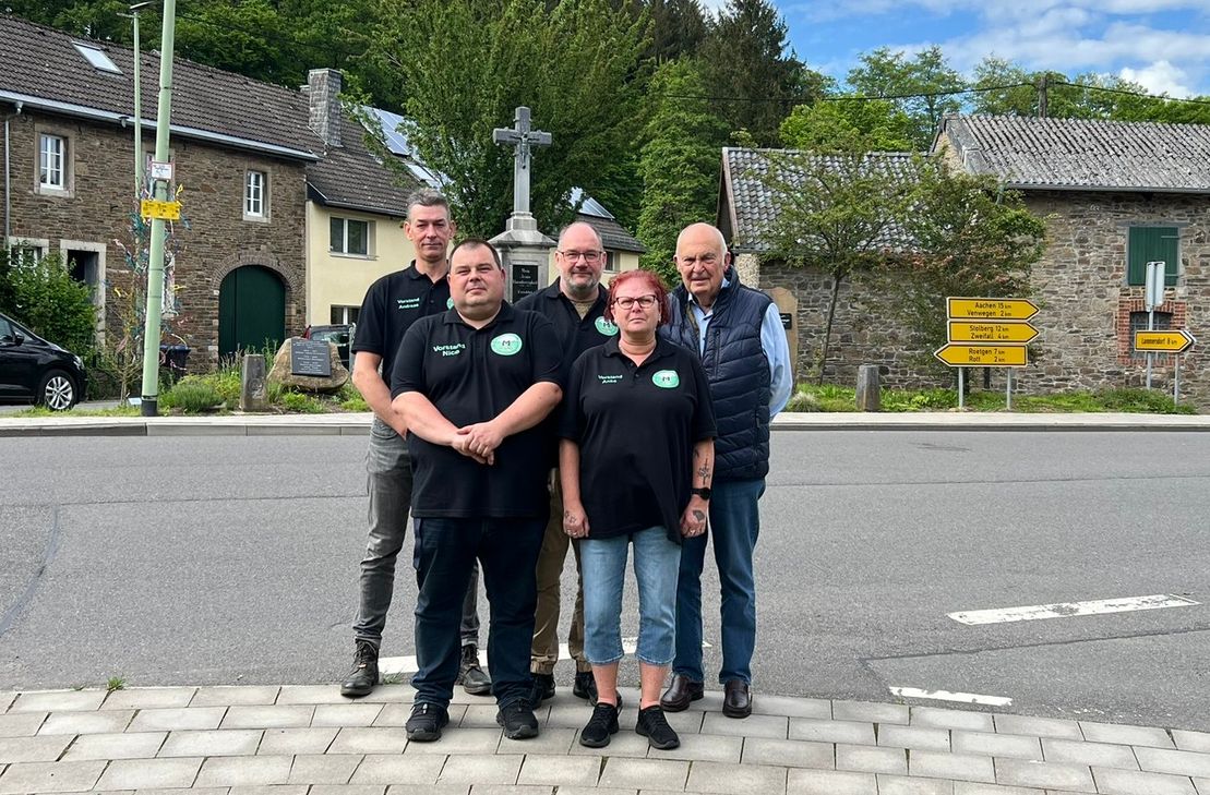 Der Bürgerverein Mulartshütte um den Vorsitzenden Nico Stockem (vorne l.) und Vereinsgründer Manfred Adrian (r.) freut sich auf das Dorffest, das im Ortskern getreu dem Motto »Unser Dorf hält zusammen« am Samstag, 8.Juni, ab 14 Uhr stattfindet.