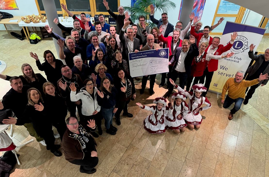 Freude bei den bedachten Veranstaltern über die Spende des Lions Club Hunsrück.