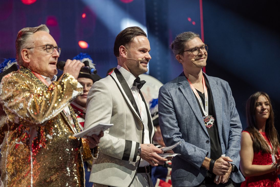 Von links: Moderator Ralf Schwoll mit Patrizio Nuvoli (Leiter Media-Sales WochenSpeigel) und Robert Syska (Chefredakteur)