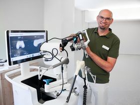 Dr. med. Elmar Schwarz, Chefarzt des Zentrums für Orthopädie und Unfallchirurgie am Klinikum Mutterhaus, mit dem für Knie-OPs verwendeten Robotersystem VELYS.