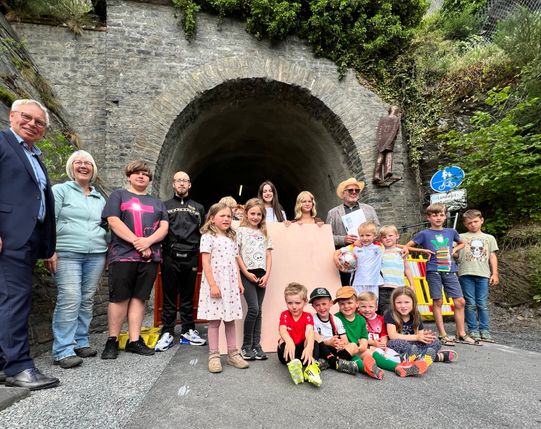 Achim Gemein und Anneliese Baltes freuen sich mit dem begleitenden Künstler Wolfgang Kutzner über das Engagement der Kinder und Jugendlichen.
