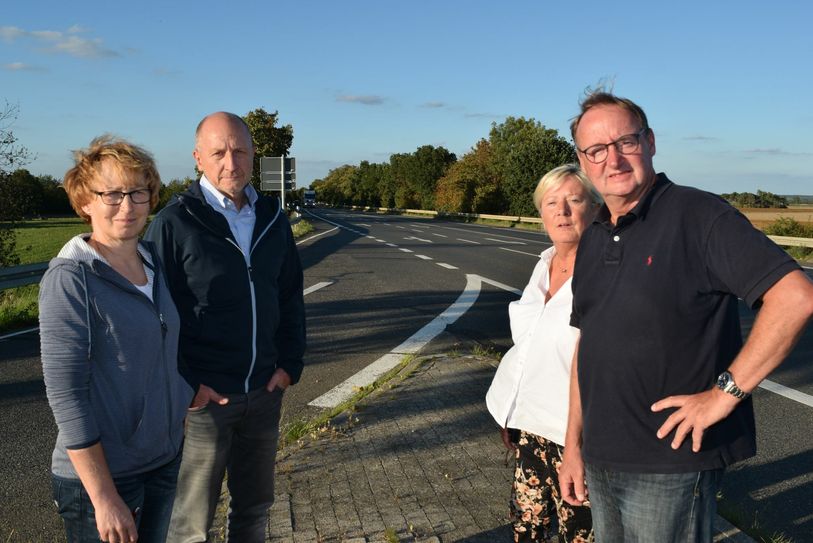 Wie 30 andere Anwohner aus Weidesheim sind auch Monika Ody, Frank Pohl, Christine und Jürgen Hertel und von der Lärmbelästigung, die durch den schlechten Fahrbahnzustand der L210 entsteht, genervt. Stefan und Sylvia Klanke vertreten die Anwohner der Straße »Am Dorfgraben« konnten krankheitsbedingt nicht am Gespräch mit dem Wochenspiegel teilnehmen.  Foto: Scholl