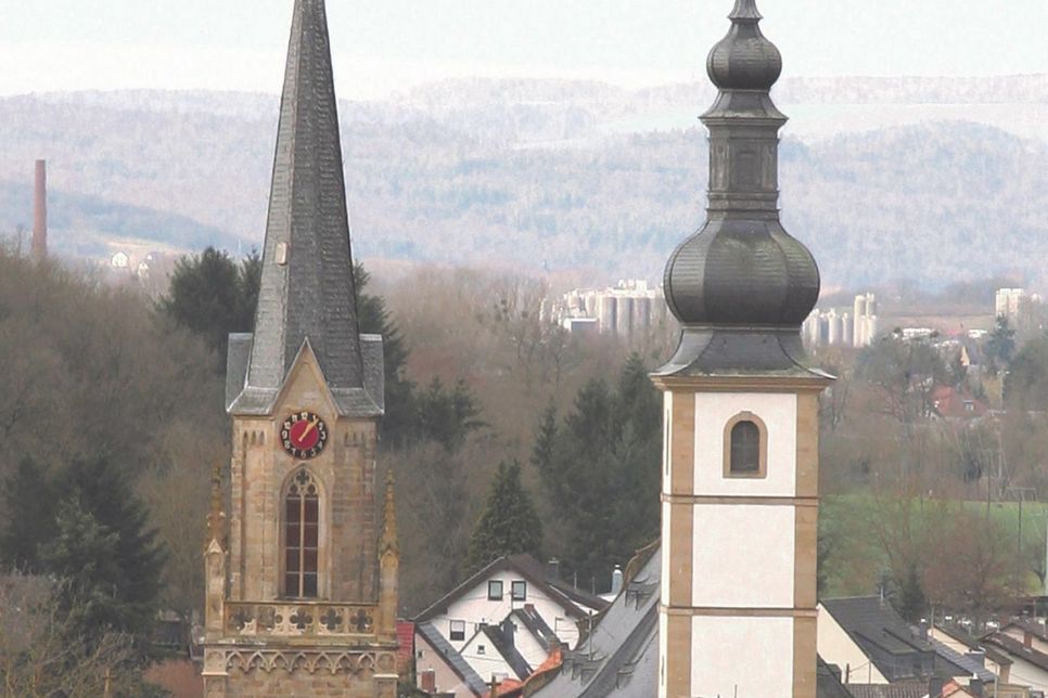 Die beiden Kirchen prägen das Ortsbild von Staudernheim. Ihre Gemeinden feiern den 250. Geburtstag der katholischen (rechts) und den 150. Der evangelischen Kirche mit ökumenischen Gottesdiensten. Foto: Erhard Seiß