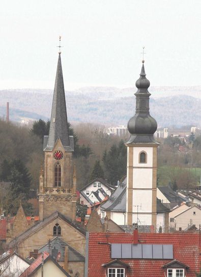 Die beiden Kirchen prägen das Ortsbild von Staudernheim. Ihre Gemeinden feiern den 250. Geburtstag der katholischen (rechts) und den 150. Der evangelischen Kirche mit ökumenischen Gottesdiensten. Foto: Erhard Seiß