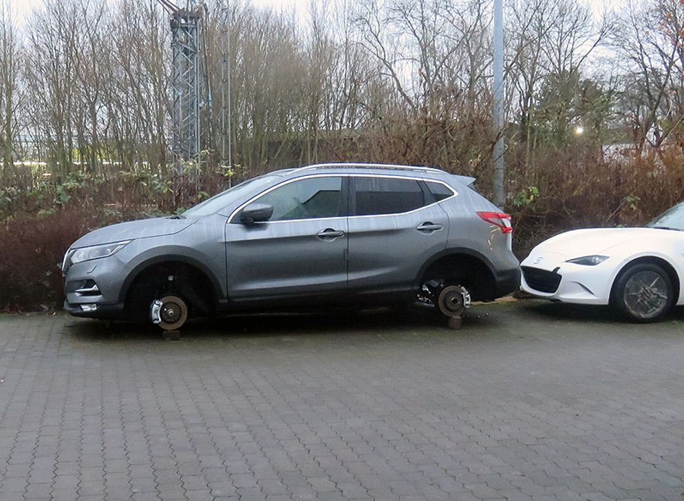 Die Reifen an 21 Fahrzeugen wurden abmontiert. Die Polizei sucht Zeugen. Foto: Polizei