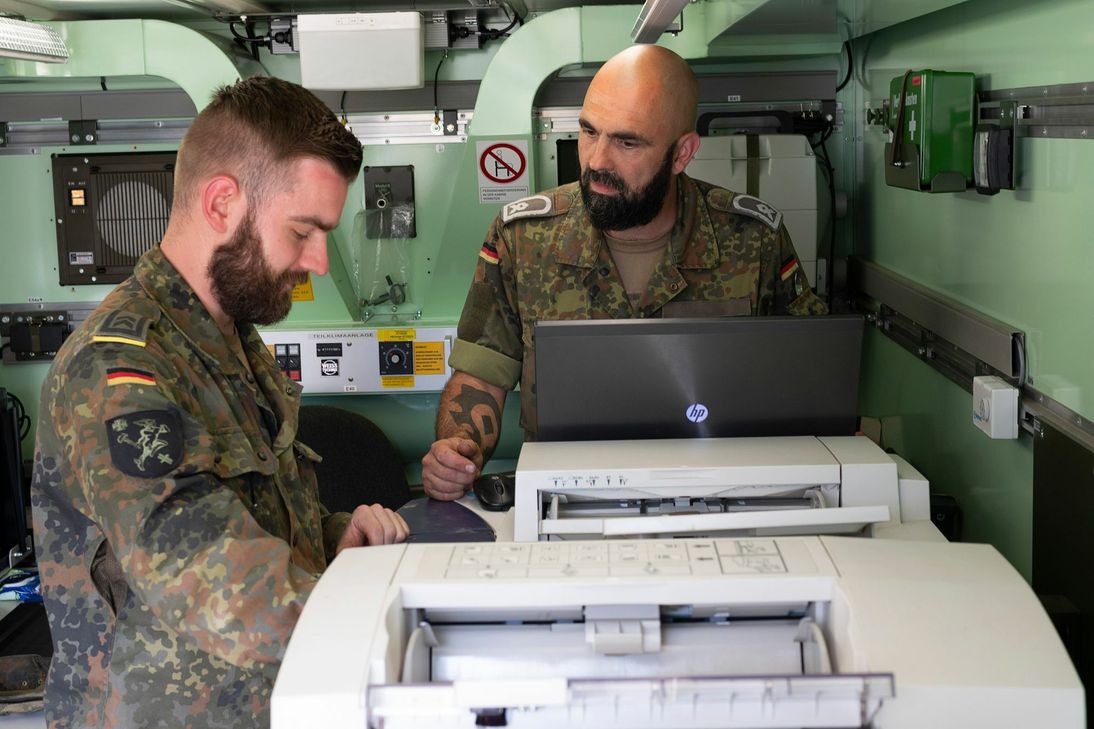 Medienfachkräfte des Zentrum Operative Kommunikation drucken Karten der Katastrophenregion.