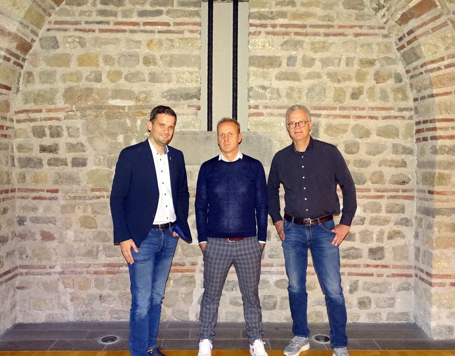 Tobias Reiland, Kaufmännischer Direktor der Vereinigten Hospitien, Arnd Landwehr, MGV-Geschäftsführer und Joachim Arns, Betriebsleiter Vereinigte Hospitien, im Römersaal. Foto: Mohsmann