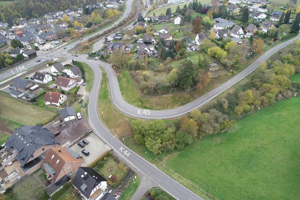 Die bisher sehr schmale Kreisstraße 45 von Iversheim nach Eschweiler wurde jetzt hangseitig verlegt und verbreitert. Foto: Kreis Euskirchen