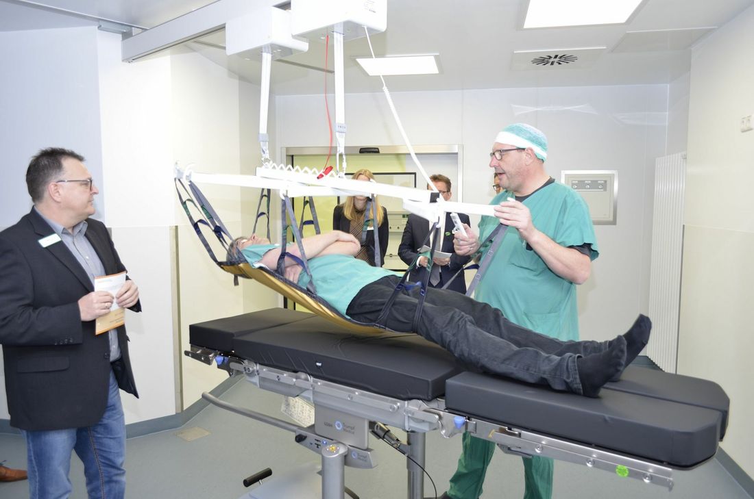 Mit dieser Hebevorrichtung werden Patienten umgebettet.