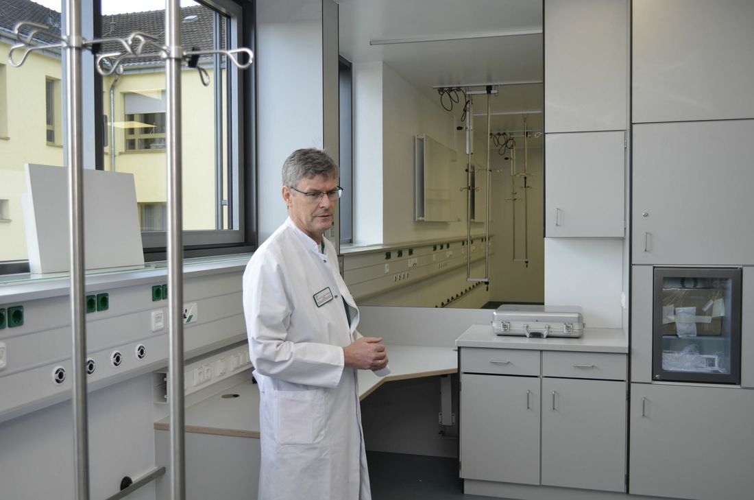 Dr. Rudolf Hering erläutert die Arbeitsweise in der neuen Aufwachstation.