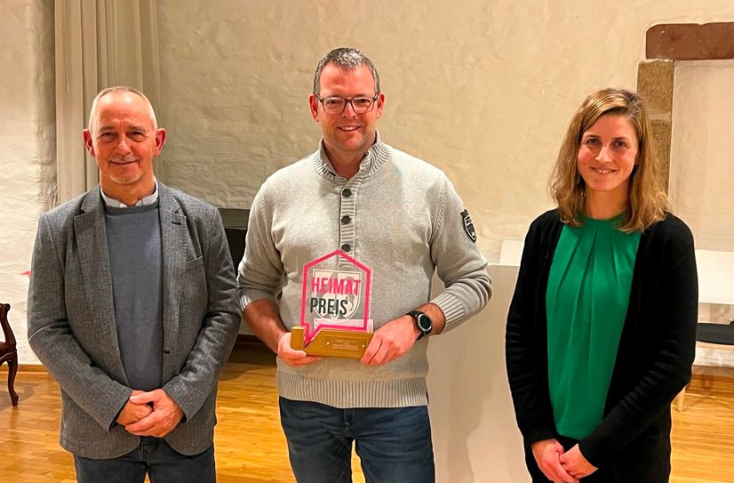 Bernd Jakobs (Sozialausschuss) und Bürgermeisterin Dr. Carmen Krämer überreichten den Heimatpreis an Michael Roder. Foto: T. Förster