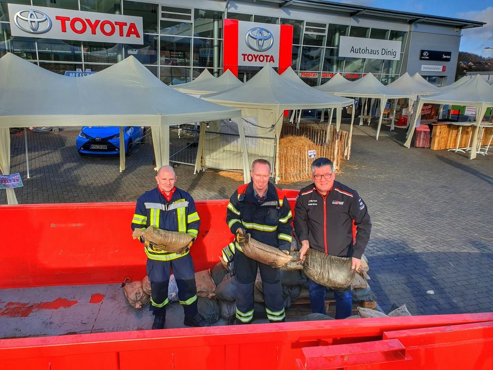 Mit Sandsäcken machten Helfer der Kirner Feuerwehr die Marktstände sturmsicher. Foto: Sebastian Schmitt