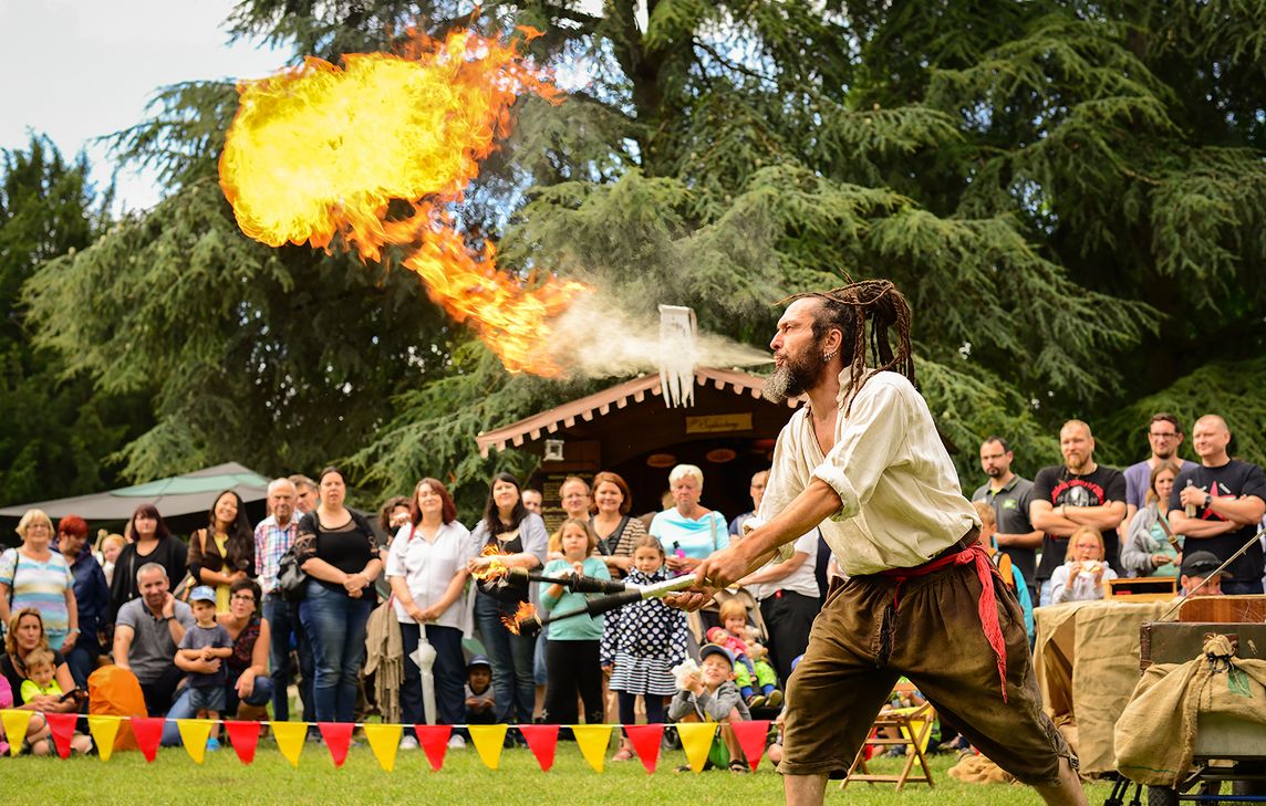Gaukler und Zauberer entführen die Zuschauer in eine Welt vergangener Tage. Foto: Hannah Sauer