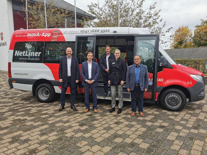 Jorma Klauss, Michael Carmincke, Michael Biemel, Anna Meyer-Dinkler und Kambiz Taghavi freuen sich auf viele Fahrtgäste in den neuen Netliner-Bussen. Foto: Scheffen