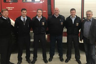 Von links: Daniel Hermes (stellvertretender Wehrleiter), Tim Etzkorn (Wehrleiter), Kai Rothbrust (stellvertretender Wehrführer), Michael Deisen, Christoph Kohlhaas (Wehrführer) und VG-Bürgermeister Albert Jung.