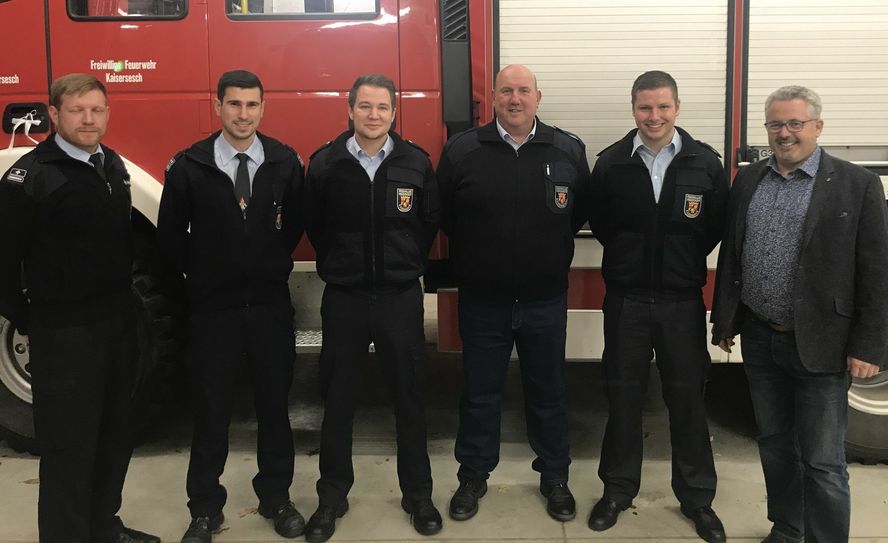 Von links: Daniel Hermes (stellvertretender Wehrleiter), Tim Etzkorn (Wehrleiter), Kai Rothbrust (stellvertretender Wehrführer), Michael Deisen, Christoph Kohlhaas (Wehrführer) und VG-Bürgermeister Albert Jung.