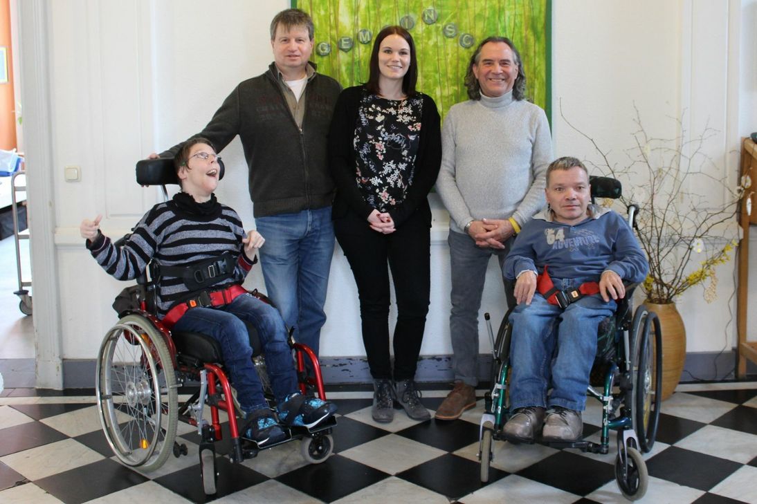 Die Besucher der Tagesförderstätte freuen sich über die Spende (stehend von links nach rechts): Robert Koch, Anja Quare (beide vom Verein "Wir wollen helfen") und Lothar Duschner (Leiter Tagesförderstätte). Foto: FF