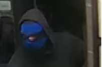 Die Polizei fahndet nach diesen Tankstellen-Räubern.