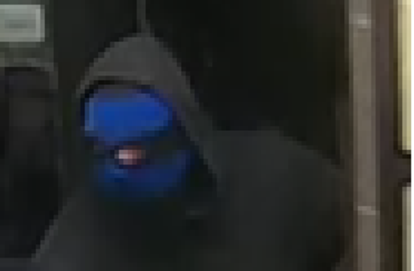 Die Polizei fahndet nach diesen Tankstellen-Räubern.