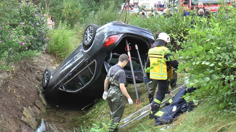In Lahr (Eifelkreis Bitburg-Prüm) ist es am späten Sonntagnachmittag gegen 16.30 Uhr zu einem schweren Verkehrsunfall gekommen, bei dem nach Angaben der Polizei Bitburg drei Menschen verletzt wurden. Foto: Agentur Siko