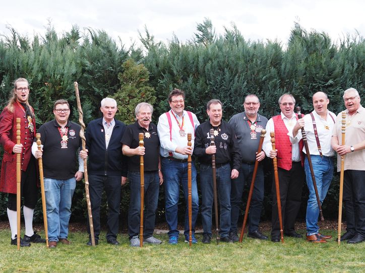 Die Jungs von der "Hofmarschall-Gilde": (von rechts): Franz Scharbach (1994/20002), Jürgen Mittler (1998), Rainer Reutelsterz (2000), Uwe Ammel (2004), Bernd Steffes (2006), Helmut Selig (2008), Ernst Simons (2010), Florian Stoll (2012), Tim Hermann (2014), Hofmarschall Paddy "tanzender Hebekünstler von unne für owe" (2020).
