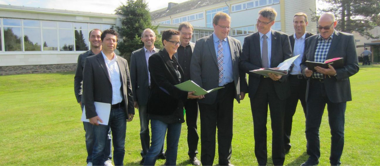 Zusammen mit den weiteren Beteiligten stellte Landrat Günther Schartz (3.v.r.) die Planungen für die Realschule plus am Standort Kell am See vor.