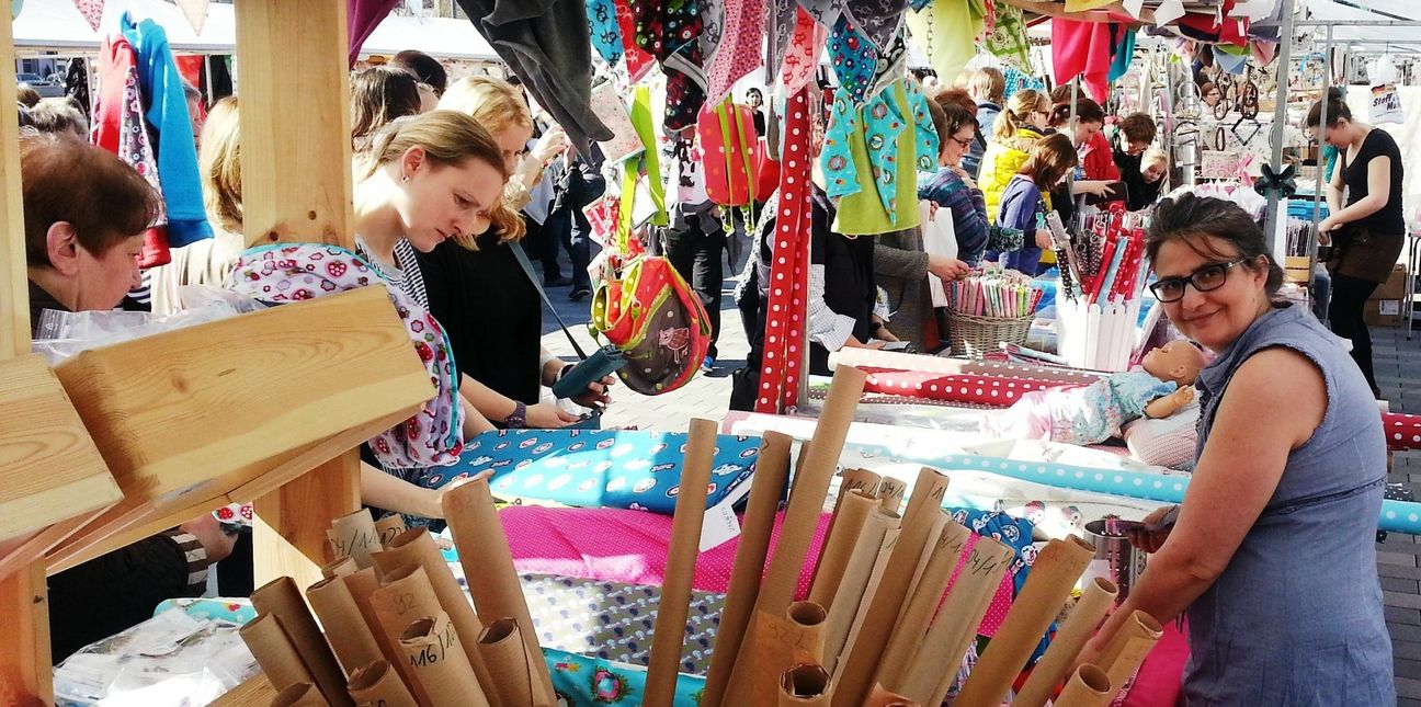 Stoffe verschiedener Farben und Macharten gibt es auf dem Stoffmarkt. Foto: FF