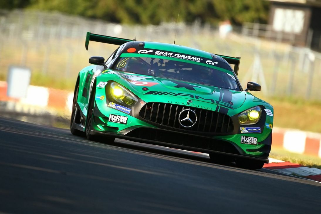Adam Christodoulou (GBR), Hubert Haupt (GER), Manuel Metzger (GER) und Gabriele Piana (ITA) feiern mit dem Mercedes-AMG GT3 #6 von BLACK FALCON nach einer perfekten Leistung den Gesamtsieg auf der Nürburgring-Nordschleife. Foto: H.Elis/Racepix.eu
