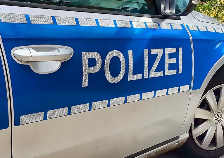 Zunächst Fahrerflucht begangen und später vor der Polizei geflohen ist ein unter Drogeneinfluss stehender junger Autofarhrer.