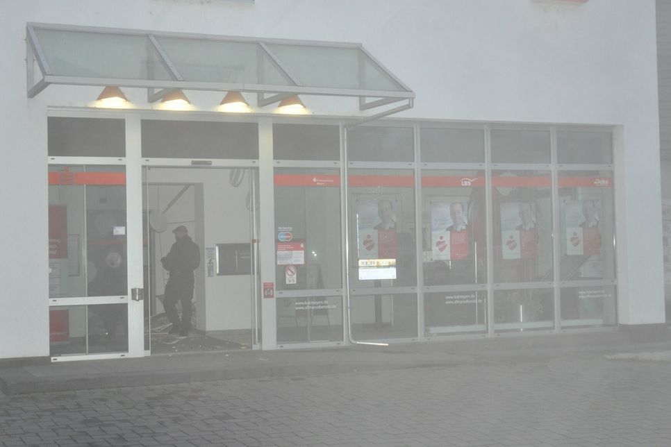 In der Filiale der "Kreissparkasse Mayen" in Ochtendung ist der Geldautomat gesprengt worden.