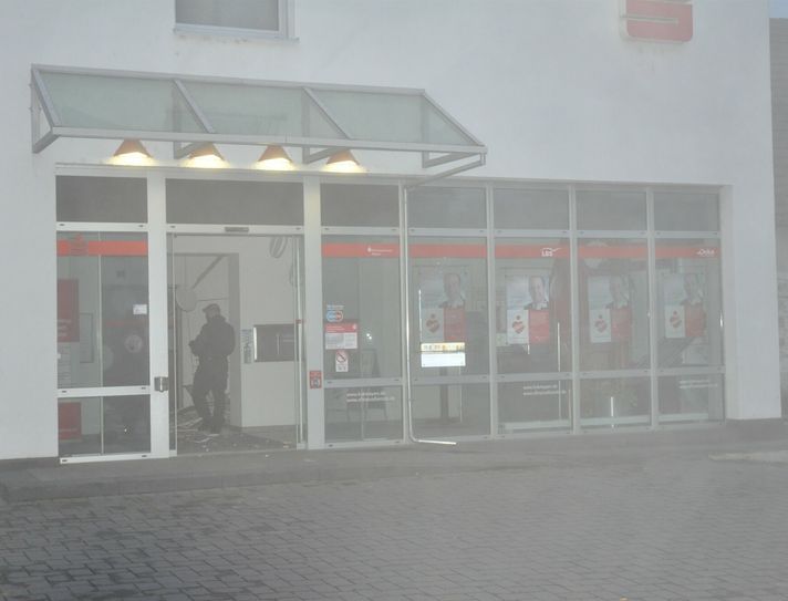 In der Filiale der "Kreissparkasse Mayen" in Ochtendung ist der Geldautomat gesprengt worden.