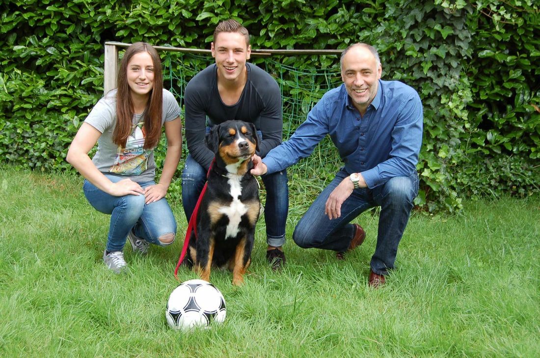 Vater Harald Kohr ist stolz auf seine beiden Sprösslinge Karoline und Dominik. Foto: Andreas Arens