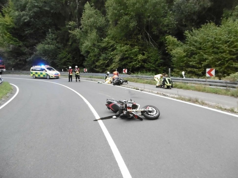 Zwei Motorradfahrer bei Unfall in der Eifel verletzt.