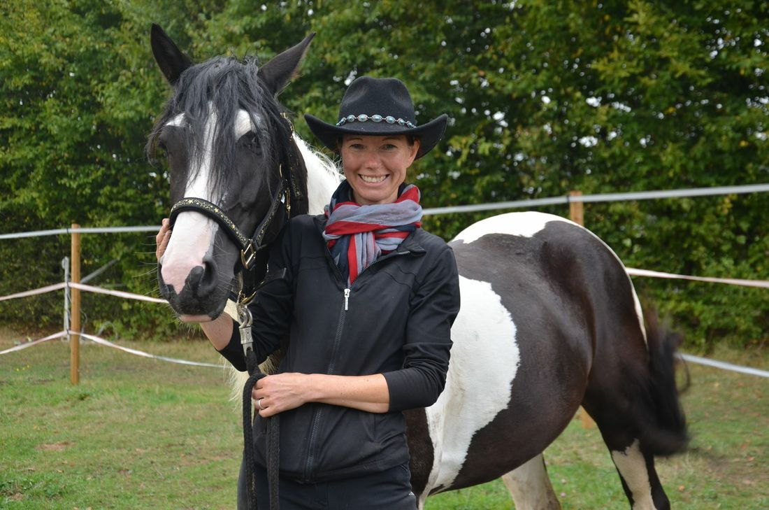 Sandra Schneider löst auf ihrer Ranch in Strauch tierische Problemfälle und beweist anschaulich, dass gewaltfreie Kommunikation der Schlüssel zum Erfolg im Umgang mit Pferden ist. Foto: T. Förster