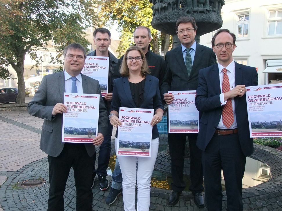 Machen sich gemeinsam stark für die Hochwald Gewerbeschau 2017: Stadtbürgermeister Dr. Mathias Queck (li.), VG-Chef Michael Hülpes (2.v.re.) mit den Sprechern des Hochwald Gewerbe Verbandes (HGV) Dieter Nels (o.li.), Markus Weicherding (2.o.li.), Stefanie Schömer (u.Mitte) und Christian Kruchen (re.)  Foto: Fischer