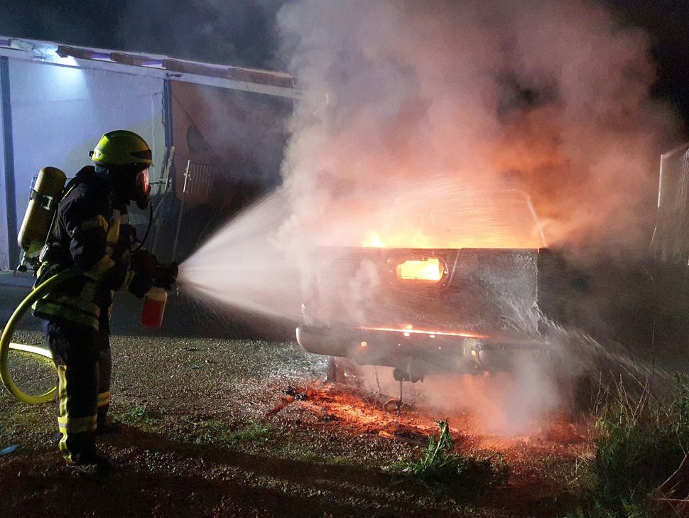 Ein Geländewagen ist in der Nähe von Hüffelsheim komplett ausgebrannt. Fotos: Feuerwehr VG Rüdesheim