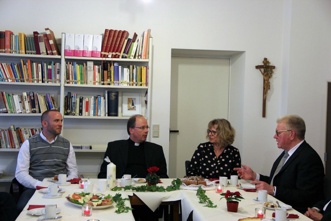 Dirk Hennen vom Bistum Trier, Bischof Ackermann, Dipl.-Psychologin Gabriela M. Kokott und Pater Eigelshoven (v.l.n.r.) - im Gespräch mit Ehrenamtlichen, die anonym bleiben müssen. Foto: FF