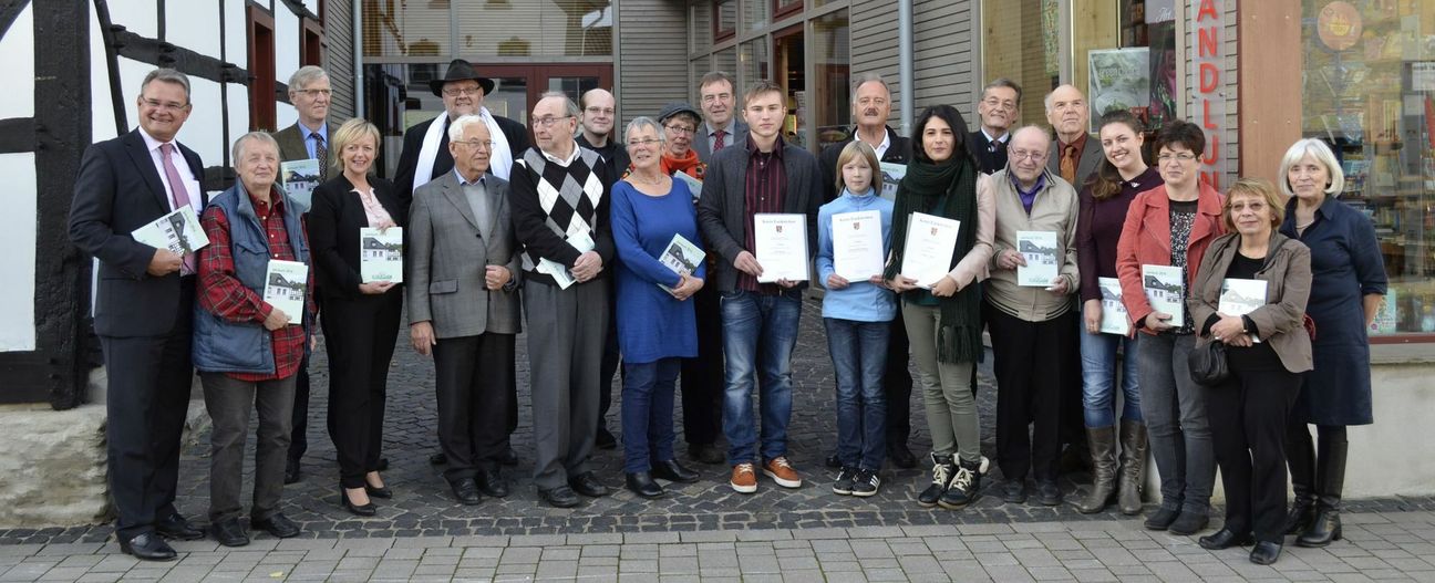 Viele Autoren hatten sich zur Präsentation des Jahrbuches des Kreises Euskirchen eingefunden.