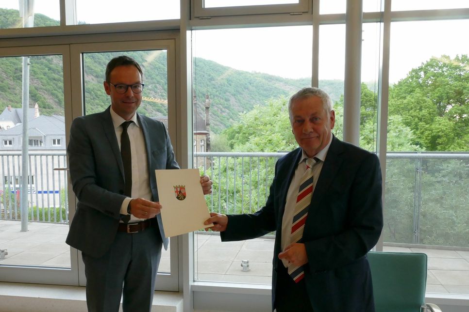 Staatssekretär Dr. Alexander Wilhelm (links) überreichte Landrat Manfred Schnur einen Zuwendungsbescheid in Höhe von 61.419 Euro.