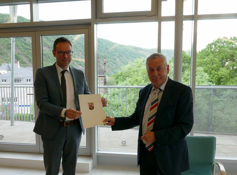 Staatssekretär Dr. Alexander Wilhelm (links) überreichte Landrat Manfred Schnur einen Zuwendungsbescheid in Höhe von 61.419 Euro.