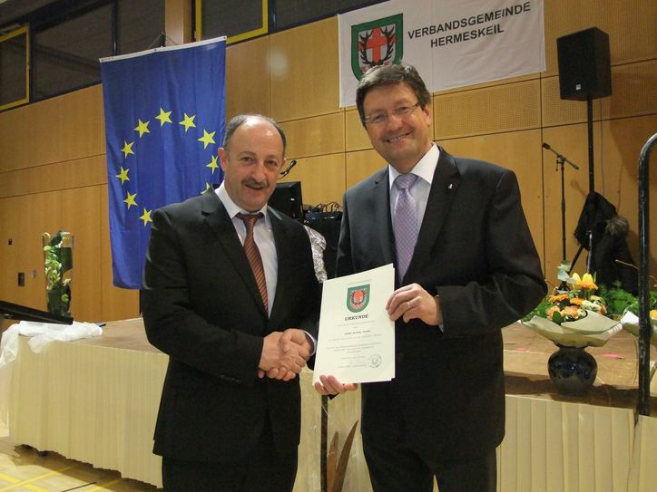 Hartmut Heck (CDU) beim Abschied des langjährigen VG-Chefs Michael Hülpes (rechts) im März dieses Jahres. Für 14 Monate steht Heck als eine Art Übergangsbürgermeister an der Spitze der Verbandsgemeinde Hermeskeil. Foto: Archiv Fischer