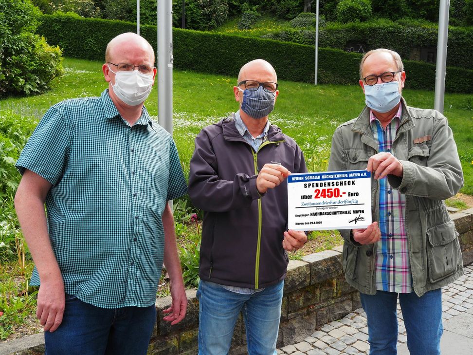 Helmut Sondermann, Verein sozialer Nächstenhilfe (rechts) überreicht Spende an Dirk Meid (mitte) und Franz Käs (links), Nachbarschaftshilfe Mayen. Es fehlt Sarah Sondermann. Foto: privat