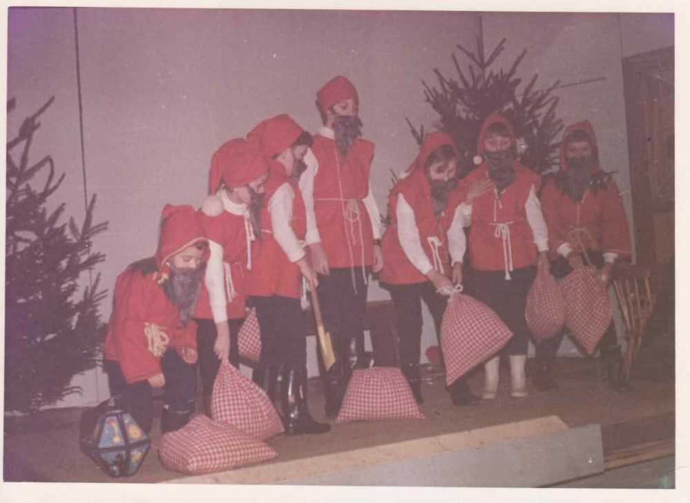 Zur Premiere des Weihnachtsmärchens in Roetgen traten 1968 sieben Zwerge auf.Fotos: Verein