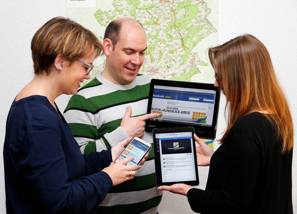 V.l.n.r.: Dezernentin Sandra Zilles „surft“ mit Andreas Hoffmann und Claudia Rüdesheim in den neuen Medien.