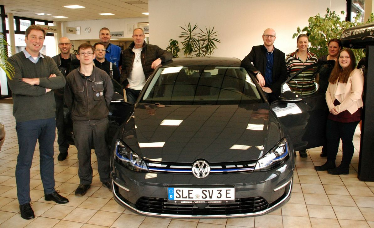 Im Autohaus Vossel konnte Joachim Vossel (li.) mit dem gesamten Team den ersten e-Golf an die Stadt Schleiden und ihren neuen Bürgermeister Ingo Pfennings (4.v.re.) übergeben. mn-Foto