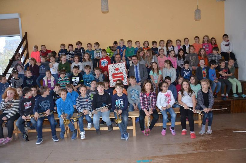Über 80 Schüler umringen ihre Sponsoren Andreas Kreitz (mit Plakat) und Christian Reinartz von der Sparkasse Aachen. Foto: Fö