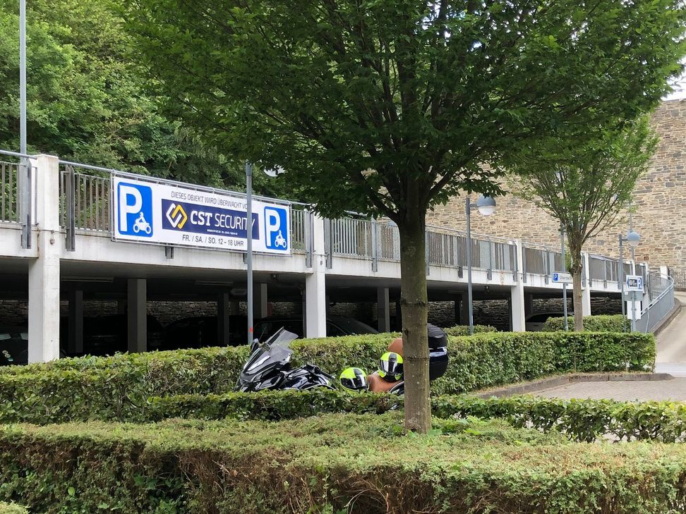 Am Parkplatz Burgau gibt es am Wochenende überwachte Stellplätze für Motorräder. Foto: T. Förster