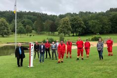 DLRG, Tauchsportverband und Gemeinde Simmerath freuen sich über die Notrufsäule der Björn-Steiger-Stiftung, die jederzeit rasche Verbindung zu Rettungskräften herstellen kann. Foto: T. Förster